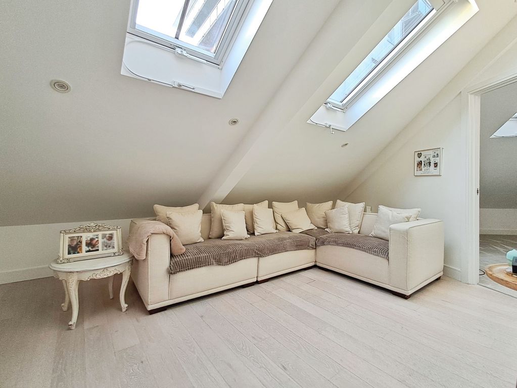 Property photo 3 of 11 Living Room