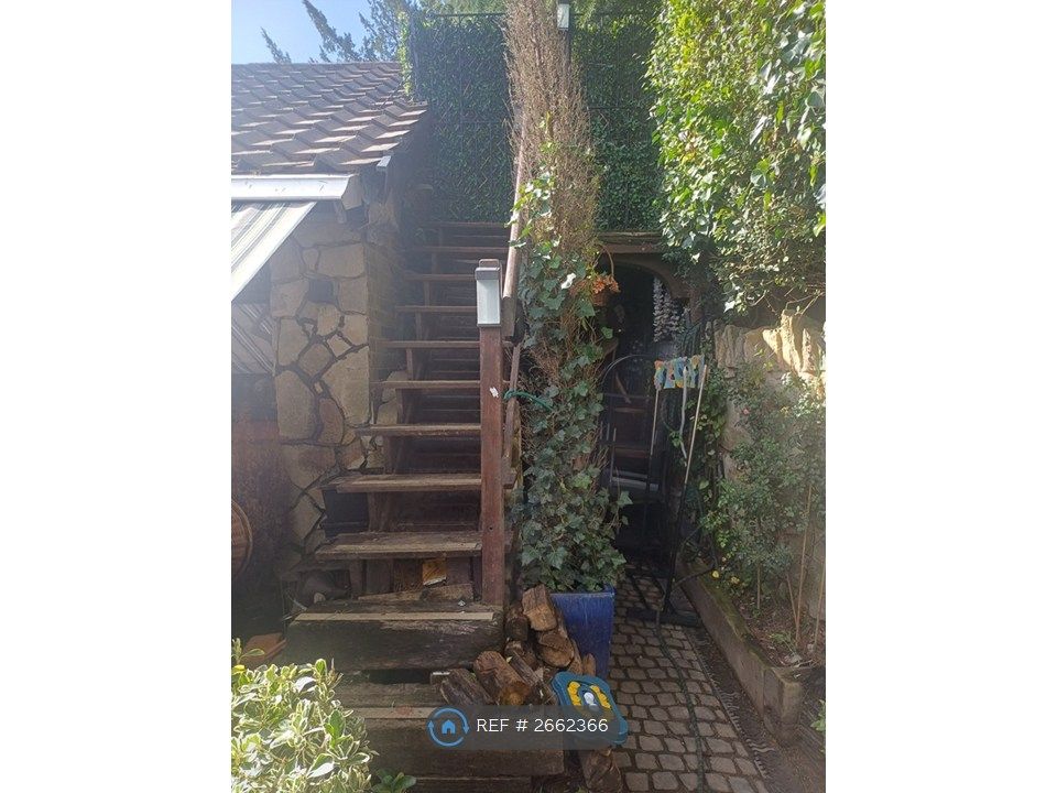 Property photo 3 of 12 Stairs To 1st Floor Garden & Studio