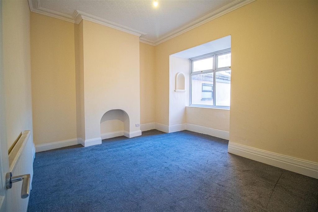 Property photo 3 of 9 Reception 2