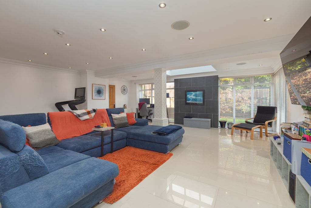 Property photo 3 of 18 Open Plan Lounge