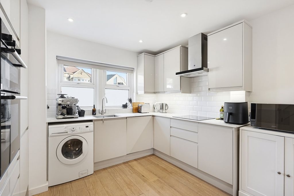 Property photo 2 of 10 Kitchen