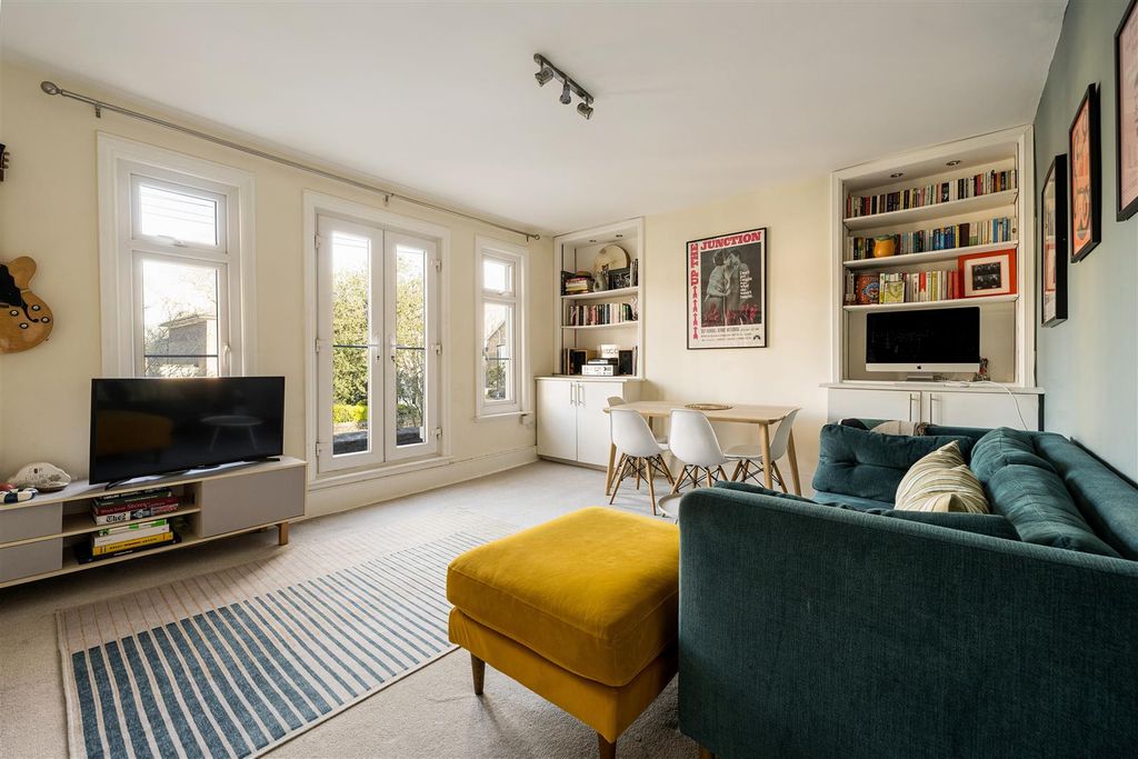 Property photo 2 of 19 Talbot Road, N15