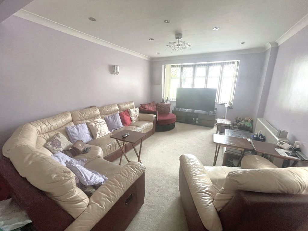Property photo 2 of 10 Lounge