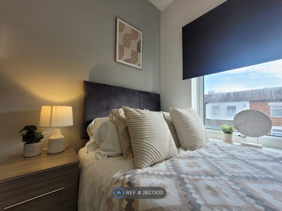 Property photo 2 of 13 Room 5 Bedroom