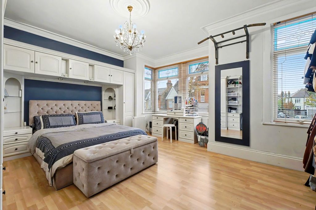 Property photo 2 of 18 Colchester Road E10