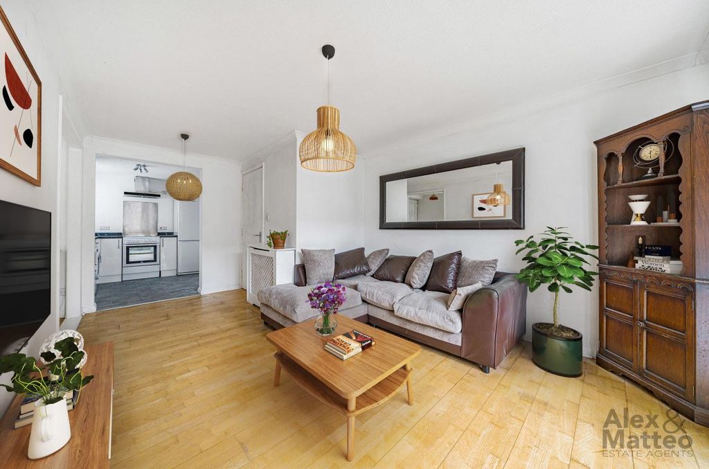 Property photo 3 of 12 Warlinghamhousese1613.Jpg