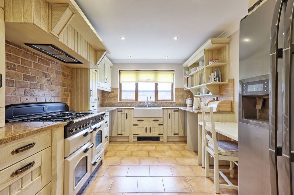 Property photo 2 of 29