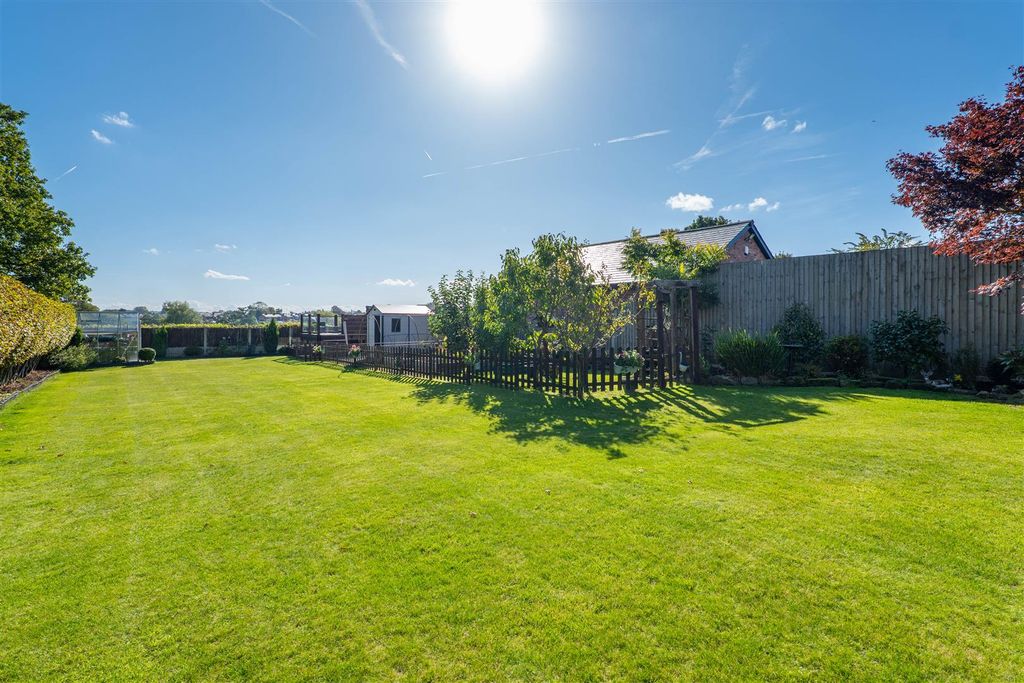 Property photo 3 of 33 Garden