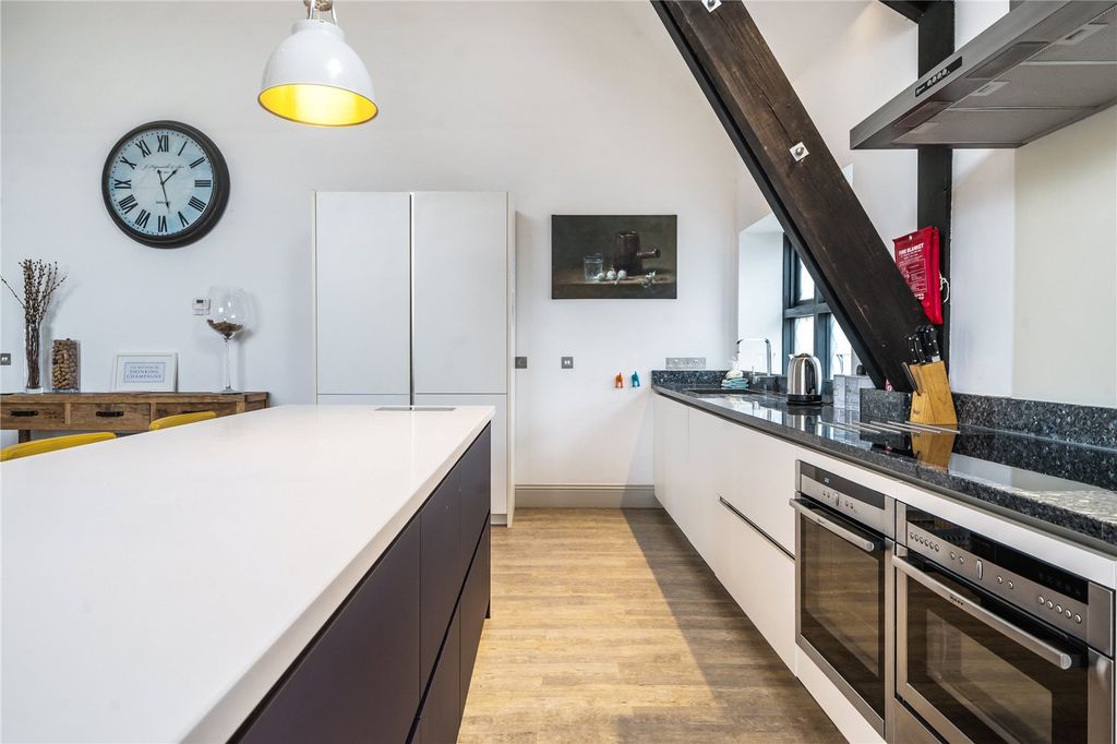 Property photo 3 of 11 Kitchen