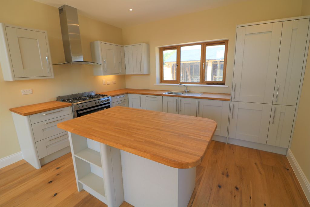 Property photo 2 of 10 Kitchen