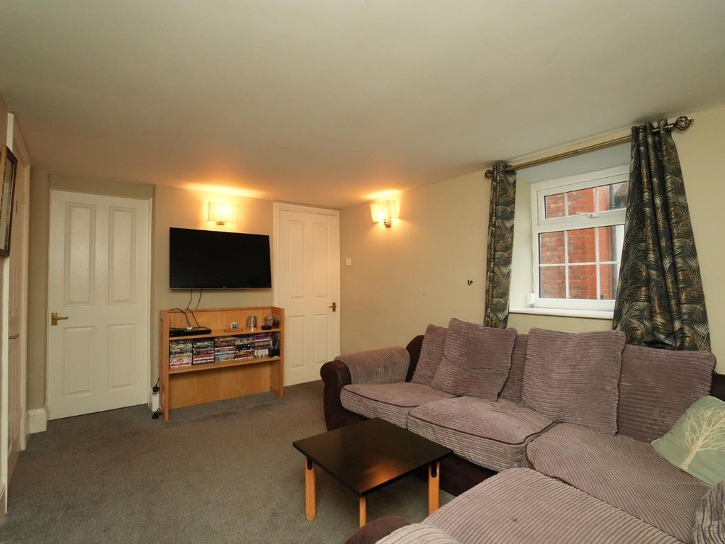 Property photo 3 of 14 Lounge