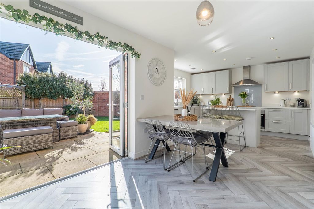Property photo 3 of 33 Kitchen/Breakfast Room/Diner