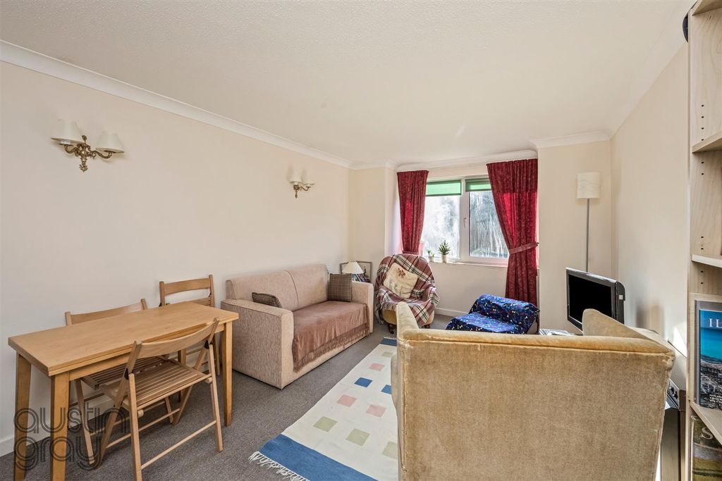 Property photo 3 of 14 Dyke Road, Homelees House, 13-001.Jpg