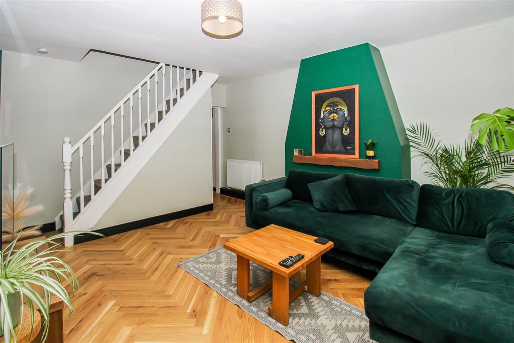 Property photo 3 of 12 Lounge