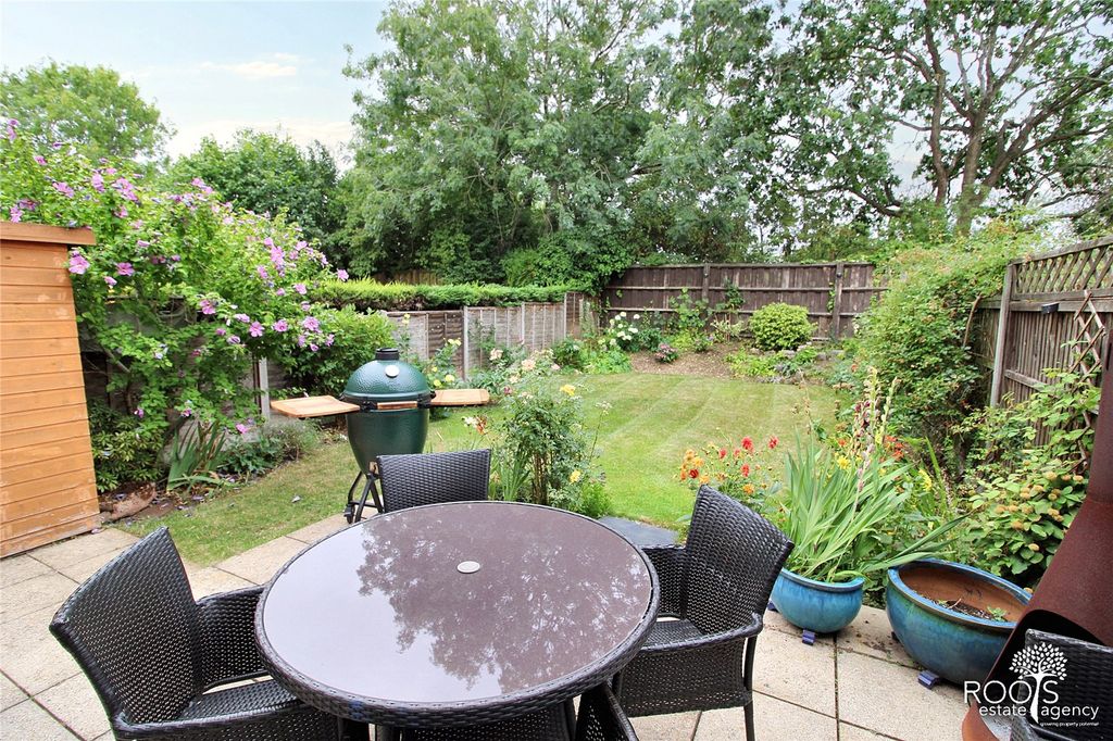 Property photo 2 of 12 Garden