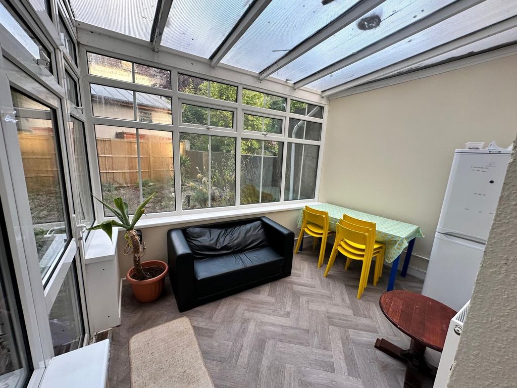 Property photo 1 of 14 Bright Conservatory-Style Communal Lounge With Lar...