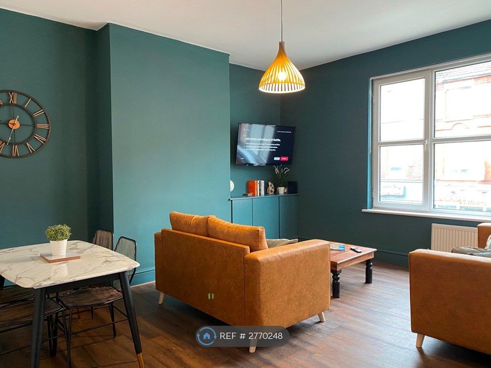 Property photo 1 of 13 Living Room - 350Mb Wifi + 49 Smart Tv