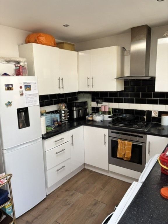 Property photo 3 of 8 Modern Kitchen