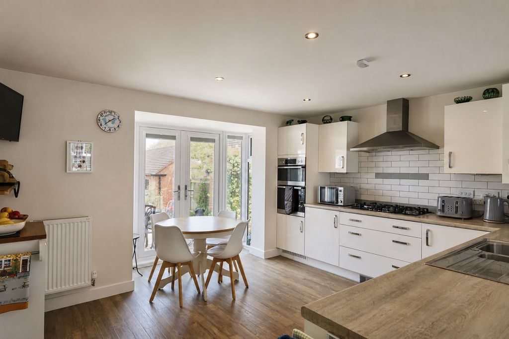 Property photo 2 of 24 F02A51E6-F4E2-49A1-B654-7Dea04E719A8
