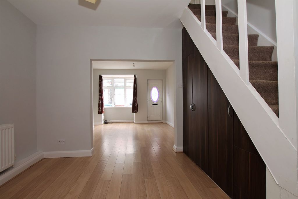 Property photo 1 of 9 Through+Lounge (Main)