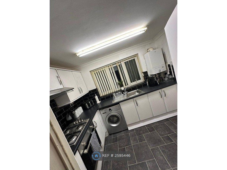 Property photo 3 of 7 Kitchen