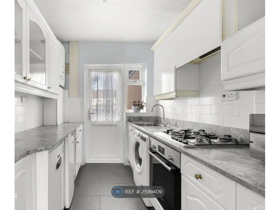 Property photo 3 of 7 Kitchen