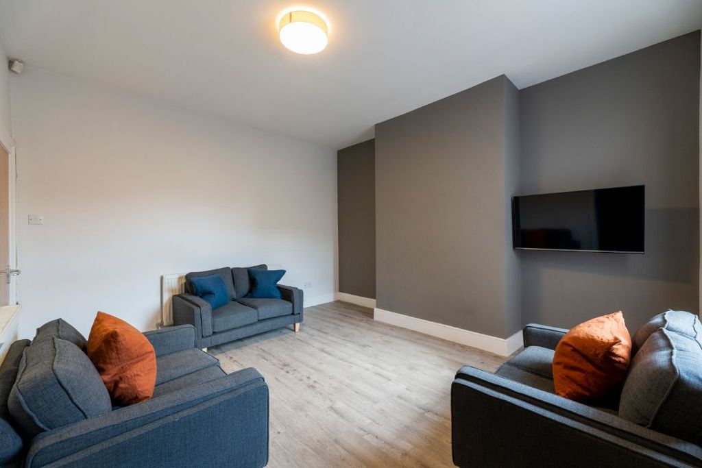 Property photo 3 of 18 1Hs - Living Area
