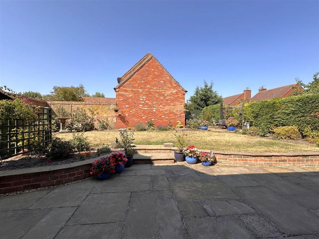 Property photo 3 of 25 Lovely Private Garden 802