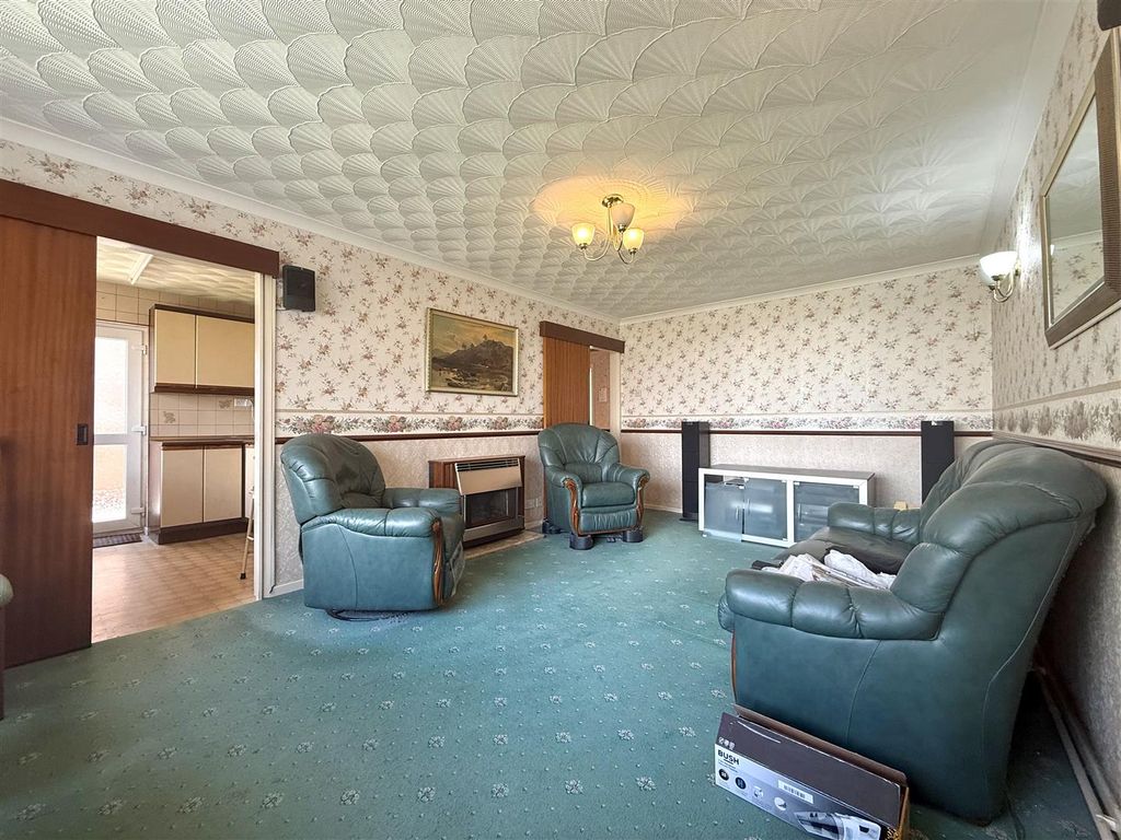 Property photo 2 of 14 Lounge/Diner
