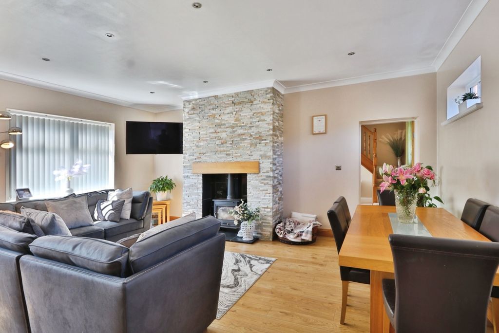 Property photo 2 of 13 4087935