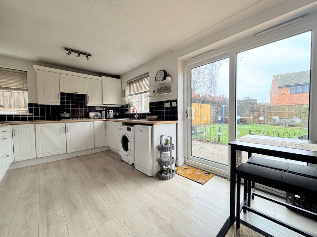 Property photo 2 of 12 Kitchen