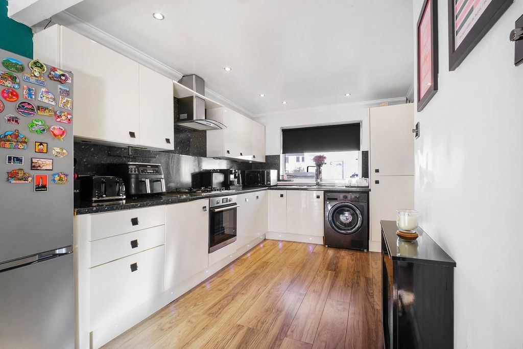 Property photo 2 of 21