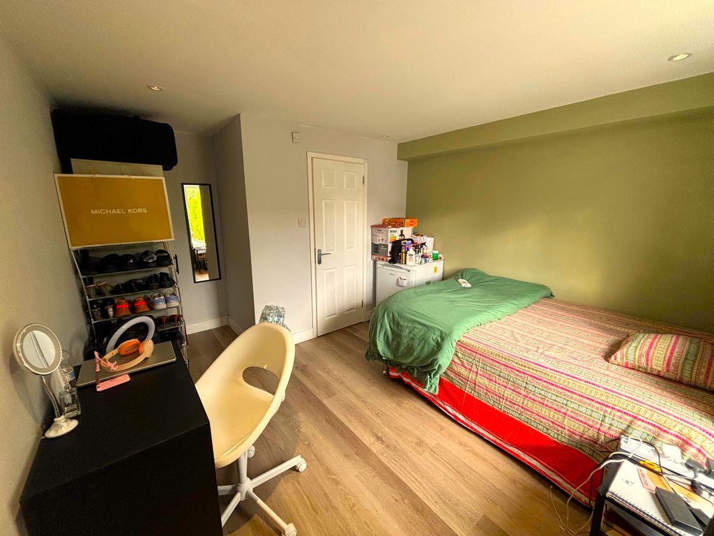 Property photo 2 of 4 Bedroom