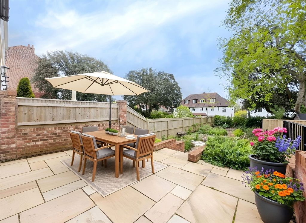 Property photo 2 of 9 Garden