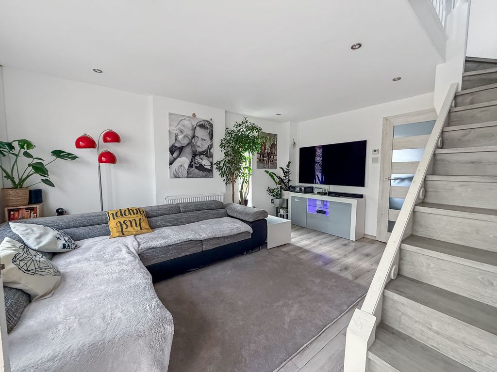 Property photo 3 of 25