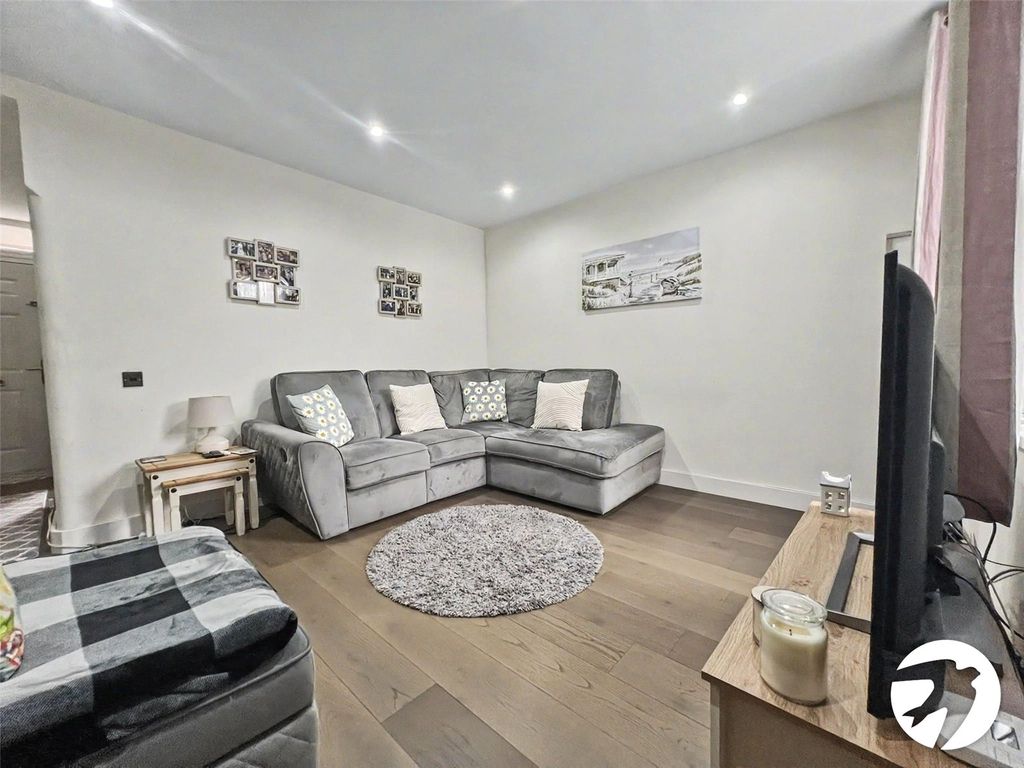 Property photo 3 of 15 Lounge