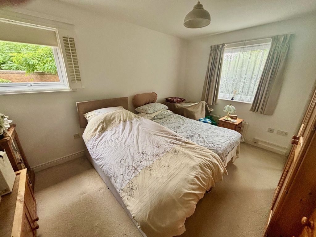 Property photo 3 of 5 Bed 1