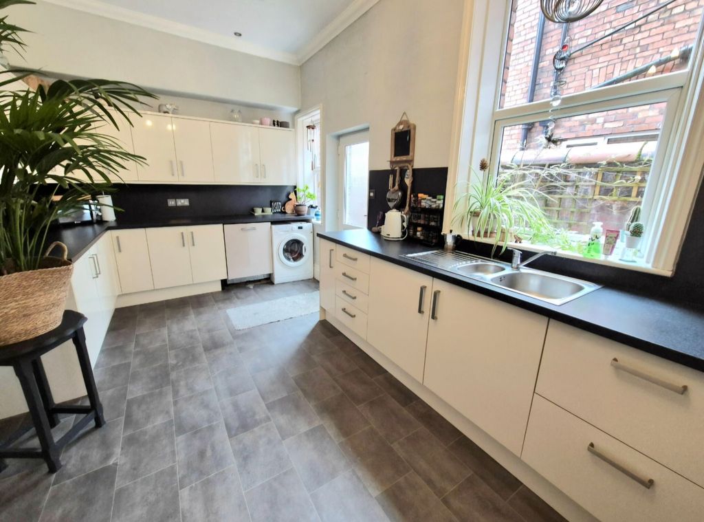 Property photo 3 of 13 Kitchen