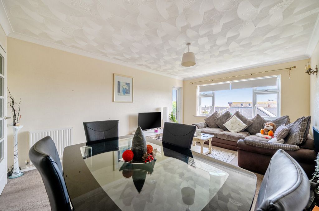 Property photo 3 of 11 Lounge