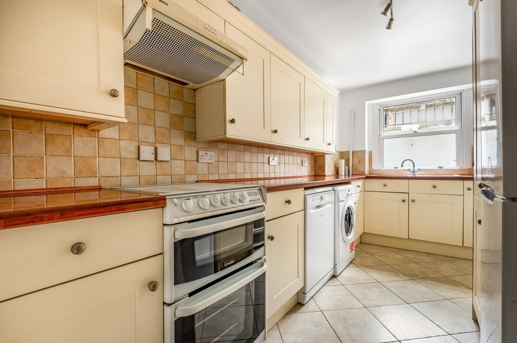 Property photo 3 of 17 Kitchen