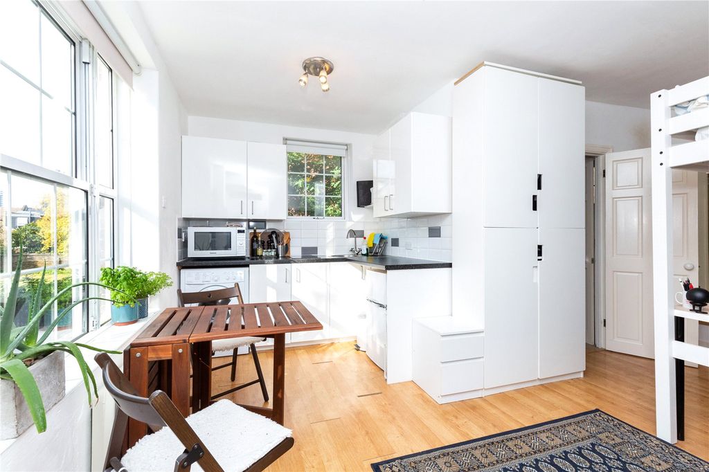 Property photo 1 of 7 101A Twyford House