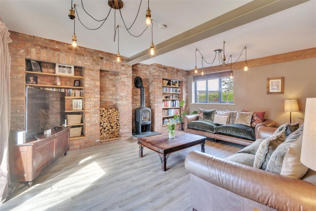 Property photo 3 of 20 Lounge