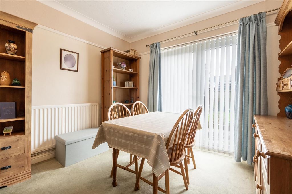 Property photo 3 of 9 Living Room / Diner