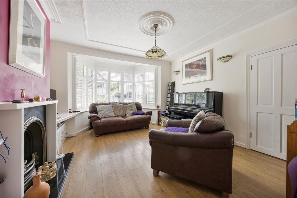Property photo 2 of 35 Forest View Road, E17
