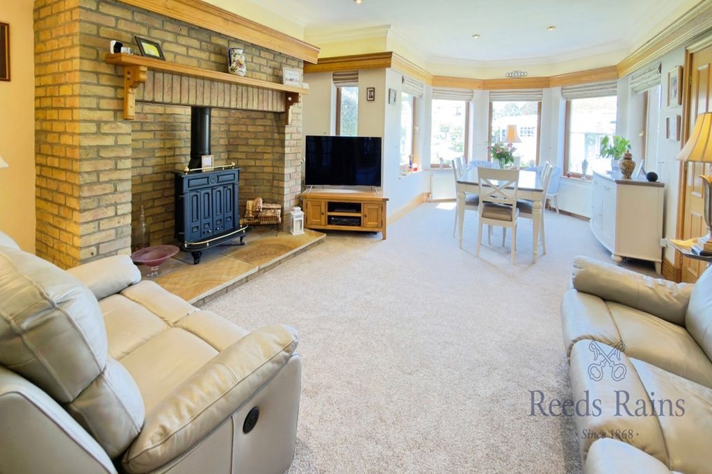 Property photo 2 of 27 Lounge