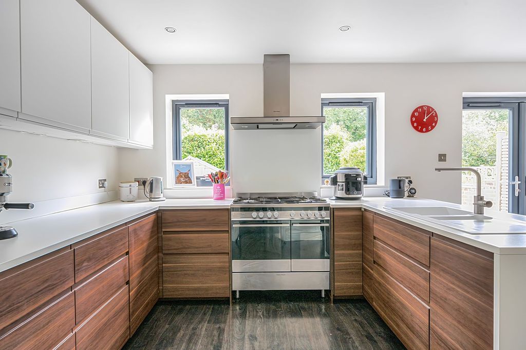 Property photo 2 of 23