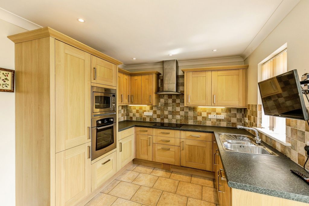 Property photo 2 of 16 Pbox-Img.Jpg