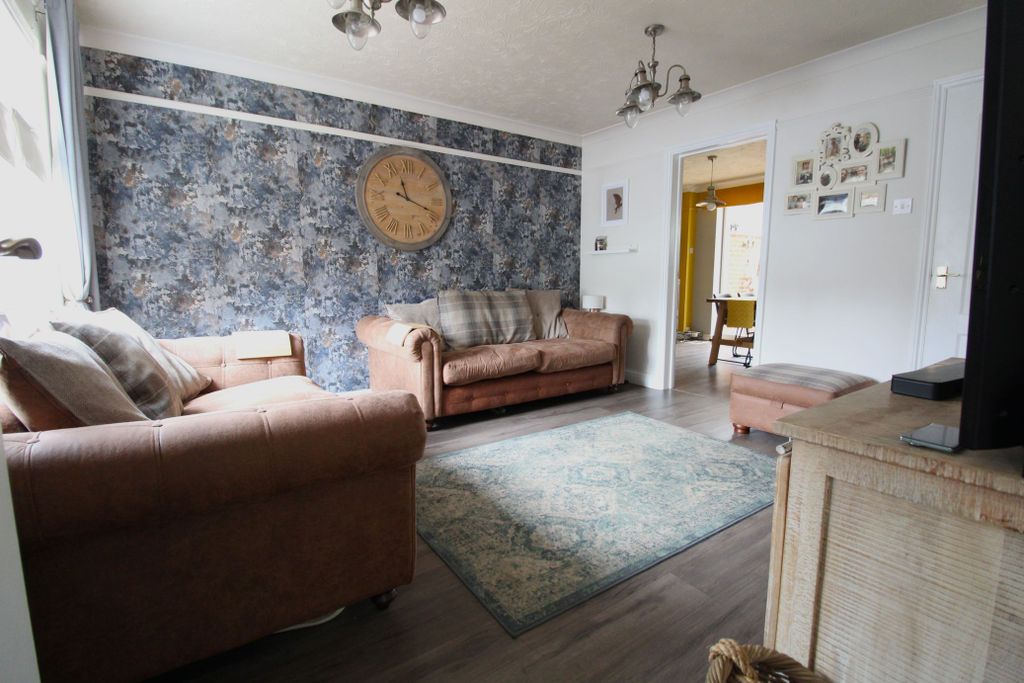 Property photo 2 of 16 Lounge