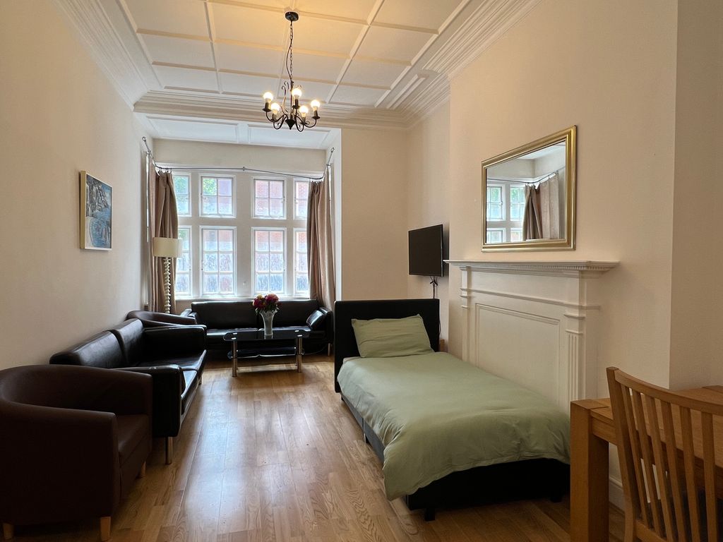Property photo 3 of 9 Reception With Extra Bed