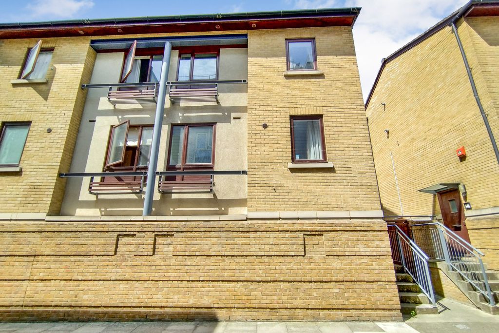 Property photo 3 of 13 31 Vantage Mews, London, E14 9Ny
